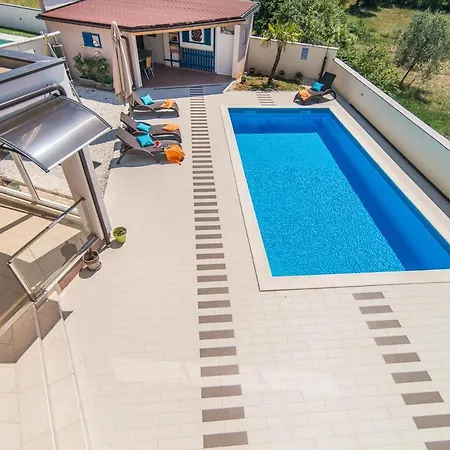Sleeps 8 With Pool Air Con And Wifi * Galižana