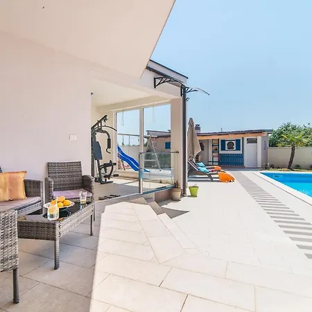 Sleeps 8 With Pool Air Con And Wifi *