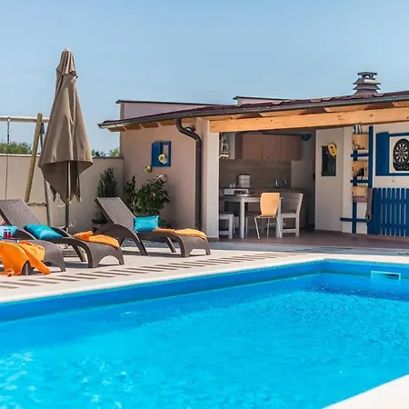 Sleeps 8 With Pool Air Con And Wifi 别墅 *