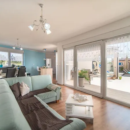 别墅 Sleeps 8 With Pool Air Con And Wifi Galižana