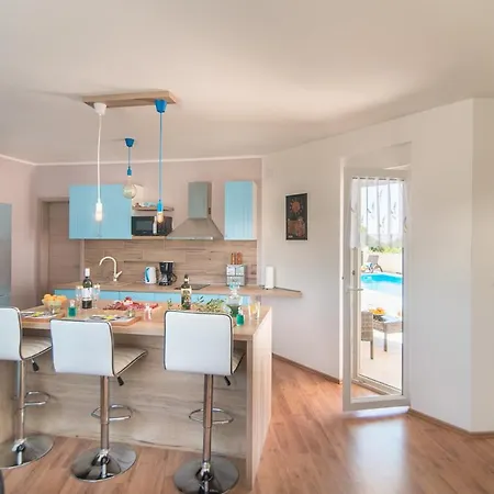 Sleeps 8 With Pool Air Con And Wifi Galižana