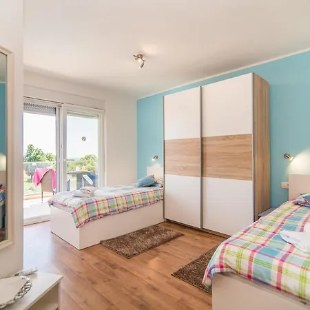 Sleeps 8 With Pool Air Con And Wifi *