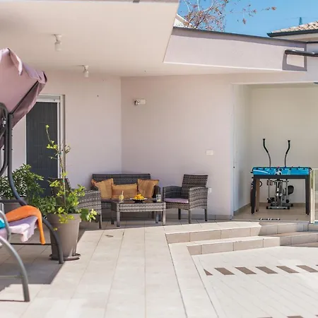 Sleeps 8 With Pool Air Con And Wifi Villa