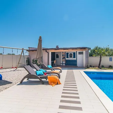 Villa Sleeps 8 With Pool Air Con And Wifi *