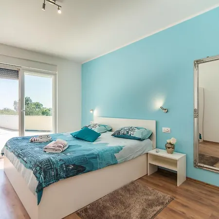 Sleeps 8 With Pool Air Con And Wifi Galižana