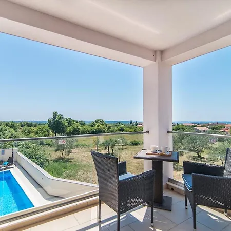 Sleeps 8 With Pool Air Con And Wifi