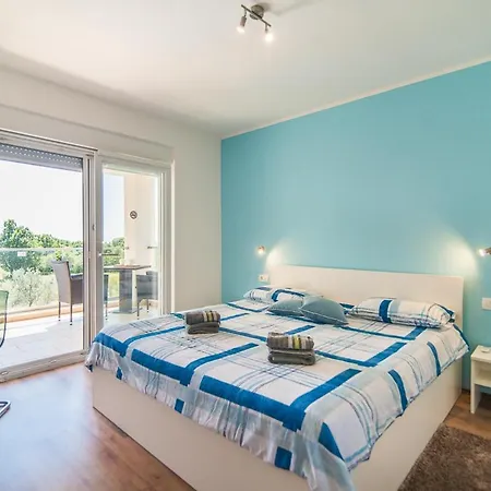 Sleeps 8 With Pool Air Con And Wifi Galižana