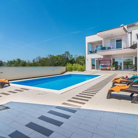 Sleeps 8 With Pool Air Con And Wifi * Galižana