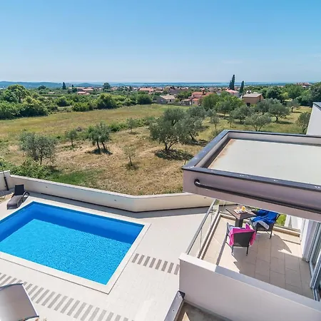 Sleeps 8 With Pool Air Con And Wifi * Galižana