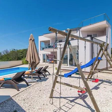 Sleeps 8 With Pool Air Con And Wifi *