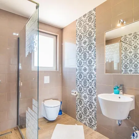 Sleeps 8 With Pool Air Con And Wifi *