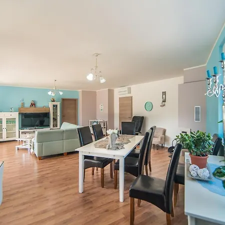 Sleeps 8 With Pool Air Con And Wifi *