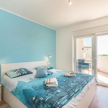 Sleeps 8 With Pool Air Con And Wifi Villa Galižana