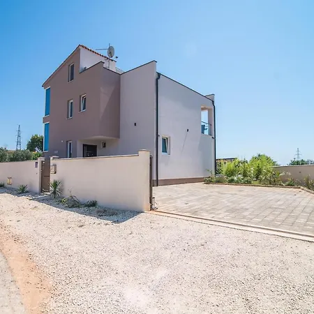 Sleeps 8 With Pool Air Con And Wifi * Galižana