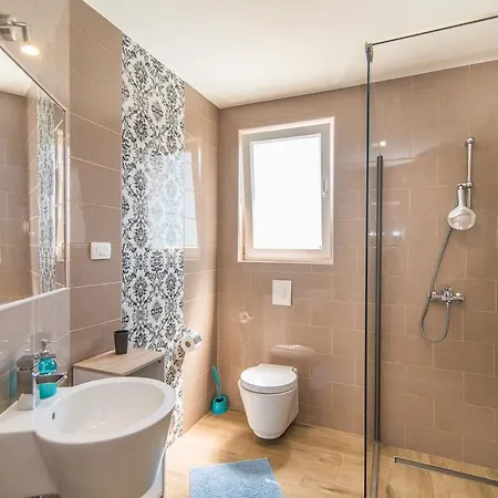 Sleeps 8 With Pool Air Con And Wifi * Galižana