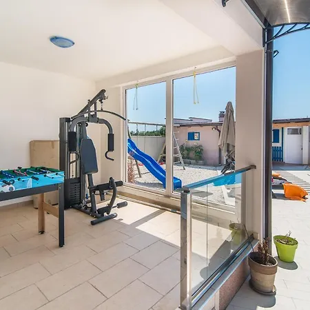 别墅 Sleeps 8 With Pool Air Con And Wifi