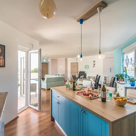 Sleeps 8 With Pool Air Con And Wifi