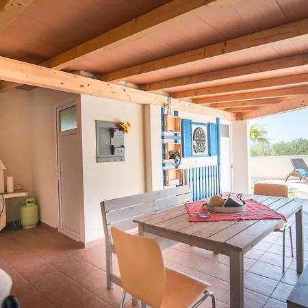 Sleeps 8 With Pool Air Con And Wifi